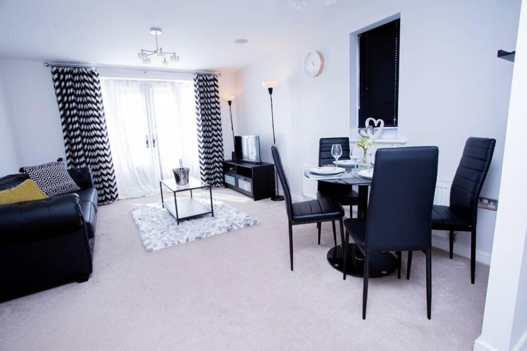 Mills Apartment - Two Bedroom En-Suite Apartment 北安普敦 外观 照片